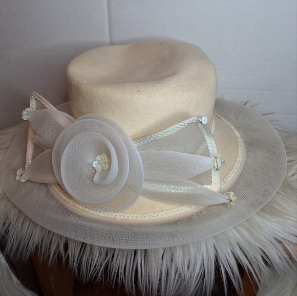 Deborah VIntag Cream Women's Hat with Floral Accent - Picture 1 of 12